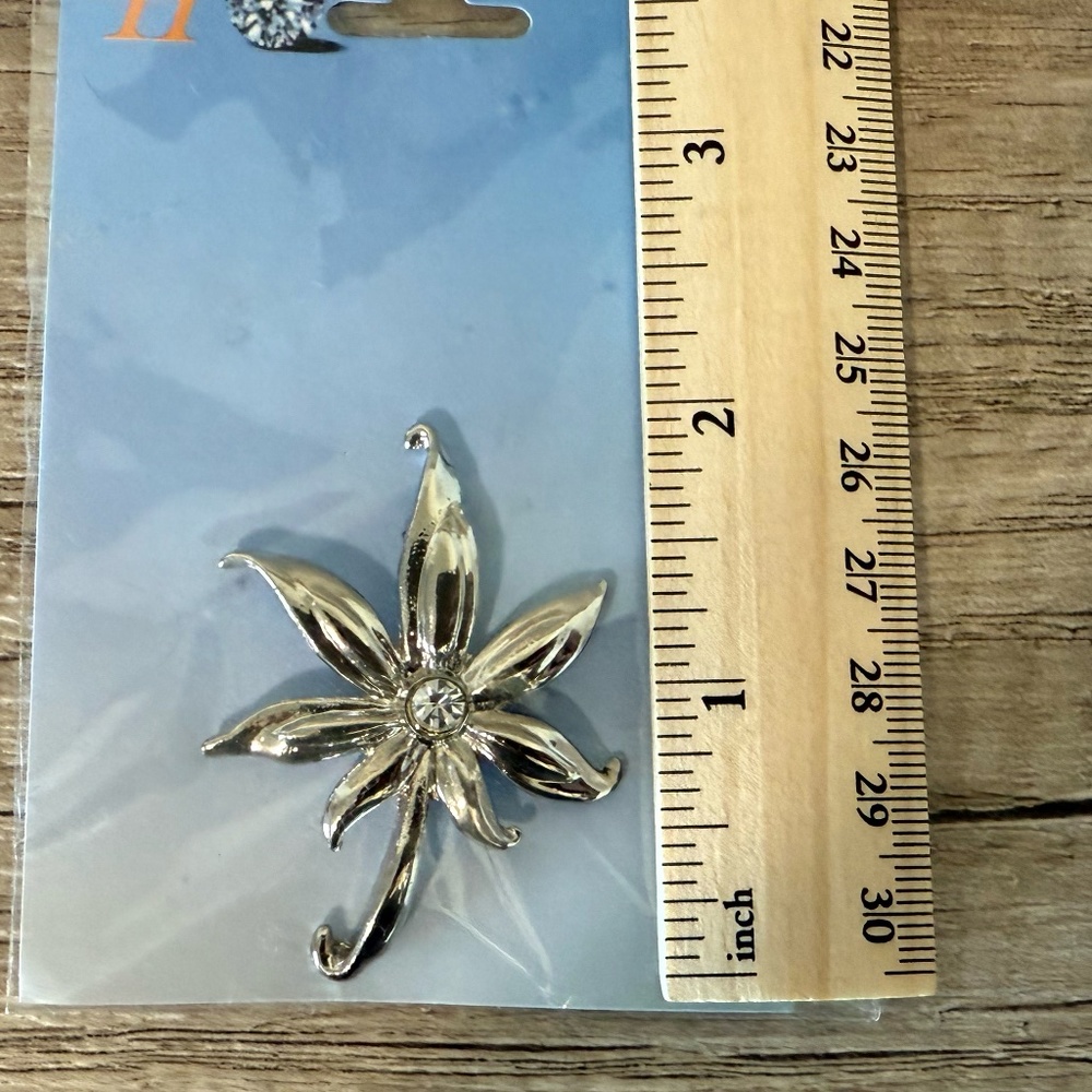 TH Flower Brooch - Picture 5 of 5